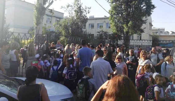 в обычный учебный день у входа для начальных классов в 29-ю школу (Гагаринский район)