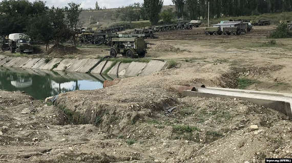 Подразделение российских трубопроводных войск ниже Белогорского водохранилища перекрыло реку Биюк-Карасу земляной плотиной. Из образовавшегося пруда военные начали качать воду на нужды Симферополя