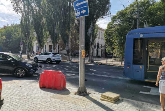 В Севастополе седан выехал из двора прямо в троллейбус