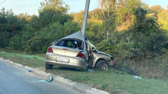 В Севастополе машину «намотало» на столб