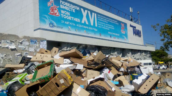 В центральной части Севастополя с рынка, прилегающего к кинотеатру «Россия», несколько дней не вывозят мусор. В самом кинотеатре власти Севастополя сейчас проводят фестиваль документального военного кино «Победили вместе»