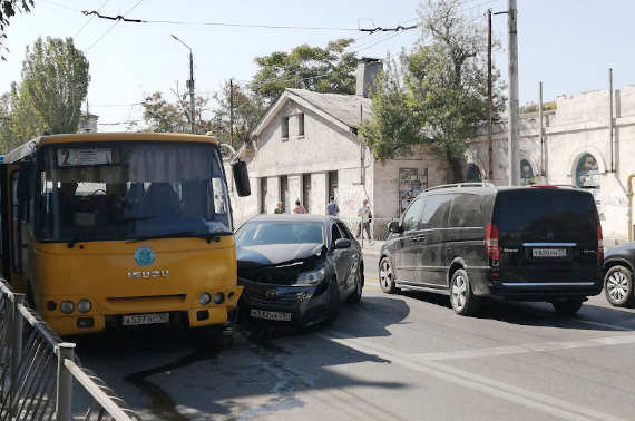 ДТП произошло на улице Гоголя в Севастополе. Столкнулись легковой автомобиль Toyota и автобус, который двигался по маршруту №2. 