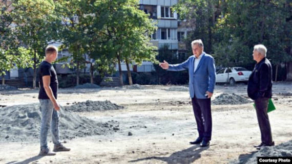 Лидер отделения «Единой России» в Симферополе Виктор Агеев (в центре)