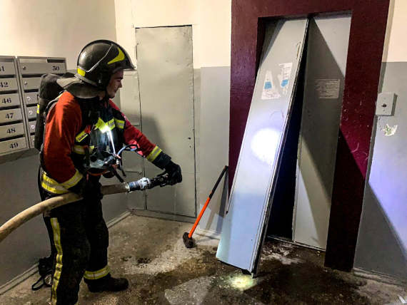 В Севастополе сотрудники МЧС ликвидировали пожар в шахте лифта жилого многоквартирного дома