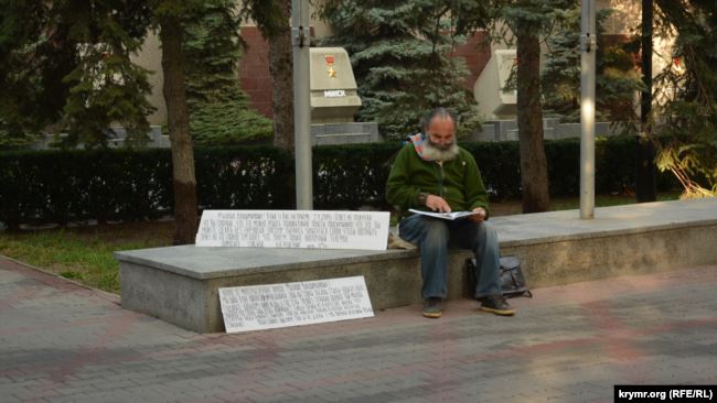 Третий гражданин со стороны аллеи городов-героев держал плакаты с надписью: «инвалид 2-й группы Николай Решетник»
