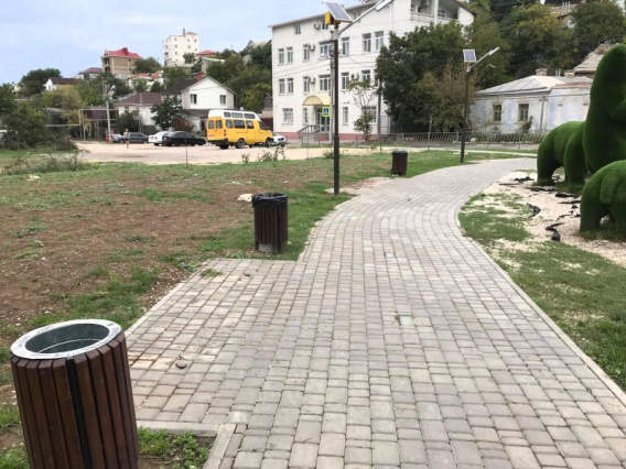 Из сквера на пересечении улиц Пожарова и Карантинной исчезли сразу все скамейки