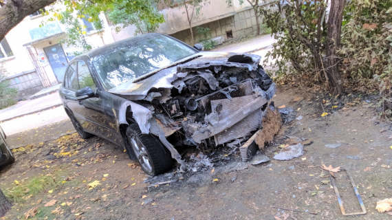 В Севастополе сегодня ночью в одном из дворов жилых домов на улице Геловани сгорел Mercedes