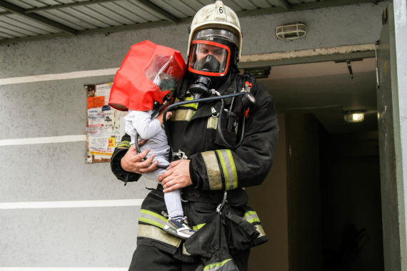 Из горящей многоэтажки в Севастополе эвакуировали детей