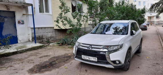 фото припаркованной в одном из дворов на ул. Маршала Геловани машины