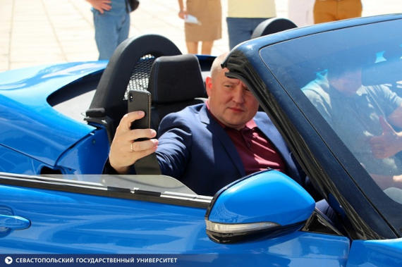 Михаил Развожаев в автомобиле