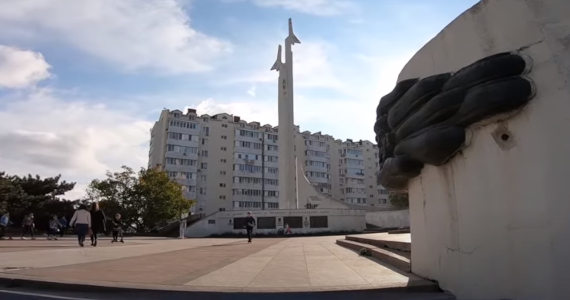 Памятник авиаторам-черноморцам на проспекте Генерала Острякова 