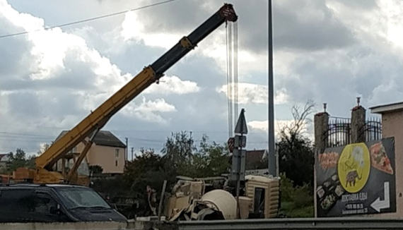 поднимать бетономешалку прибыл подъёмный кран