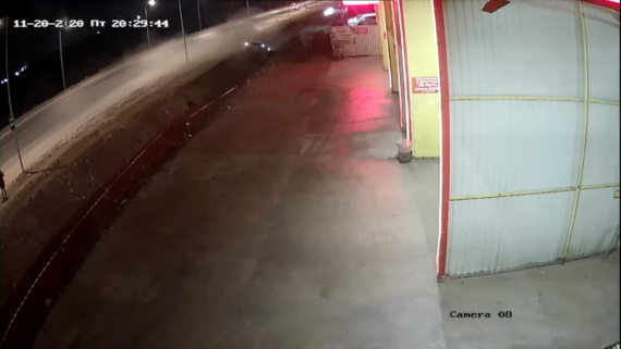 Этой ночью в Севастополе на Камышовом шоссе столкнулись два автомобиля, и один из них слетел в канаву