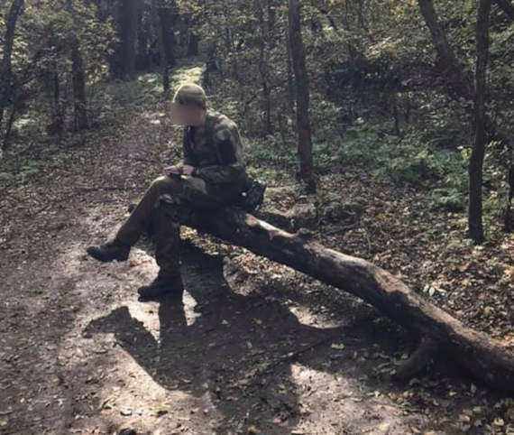 люди с автоматами встретили туристов возле Храма Солнца и не пропустили их дальше