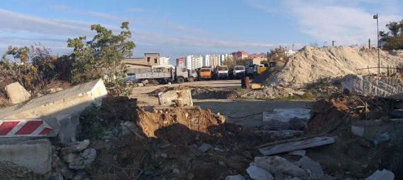 В одном из микрорайонов Гагаринского района, объединенного в ТОС «Сосновый бор», всю неделю длится противостояние жителей домов и строителей с расположенной рядом промышленной зоной. Горожане пытаются отстоять право на
