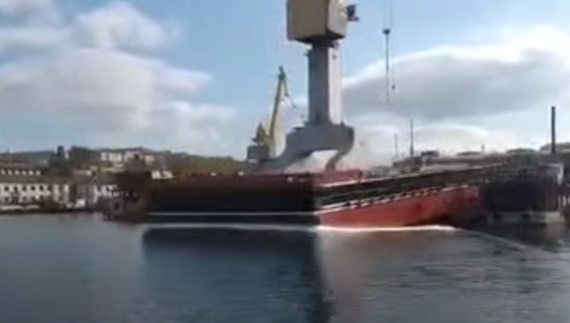 Спуск на воду основной части понтона левого борта ПК-700 «Григорий Просянкин»