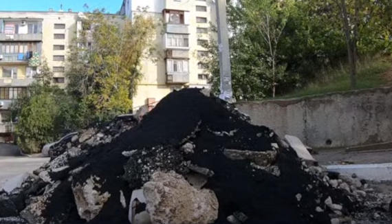 В Севастополе отремонтировали дворовый проезд на улице Генерала Коломийца. Однако, погнавшись за скоростью, подрядчик сэкономил на качестве