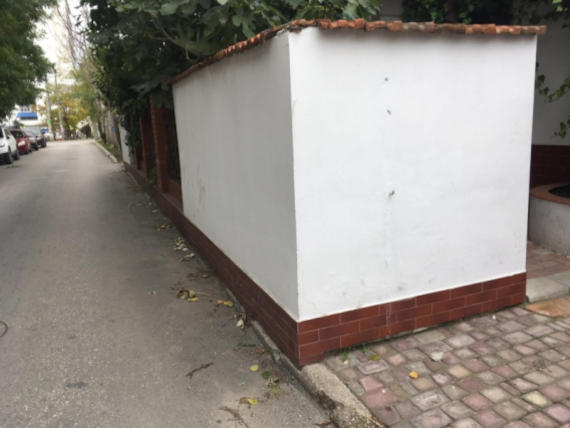Тротуар на ул. Костомаровской стал частью двора