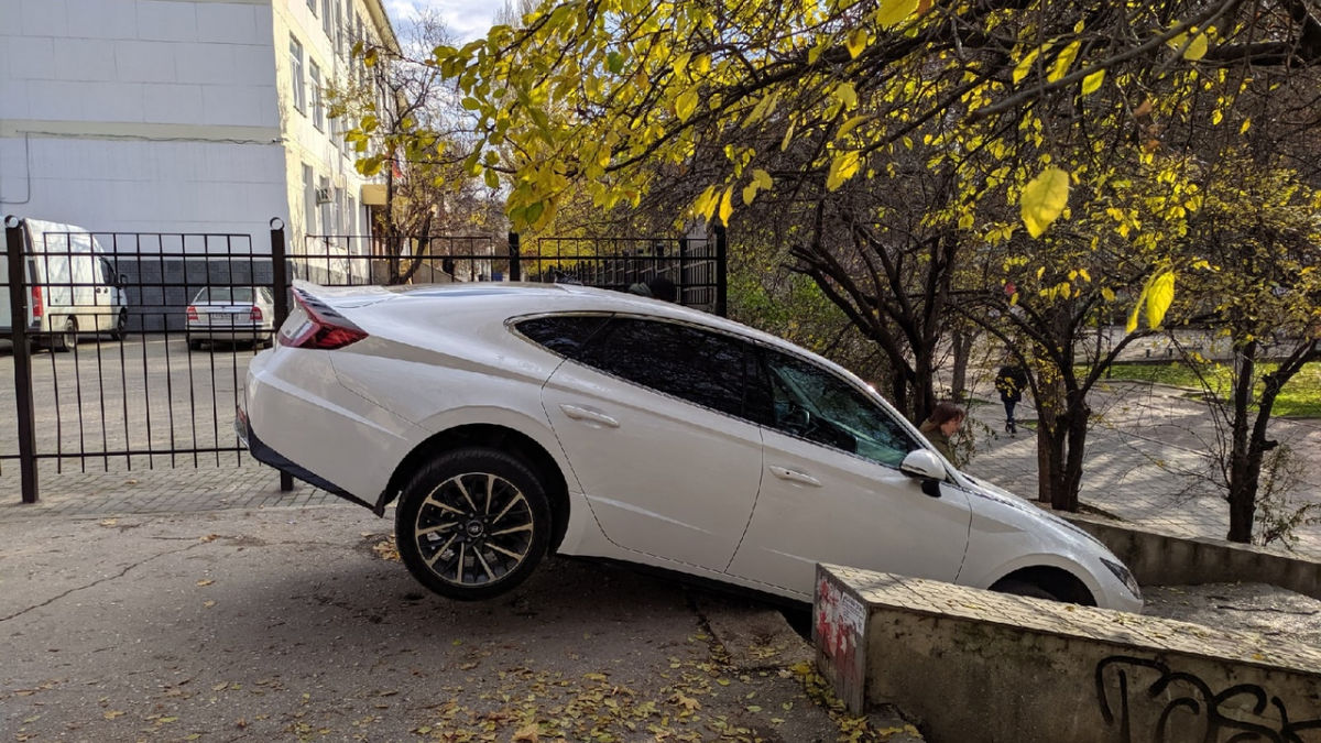 В центре Севастополя на улице Торговой, вблизи Центрального рынка и школы № 44 произошло необычное ДТП