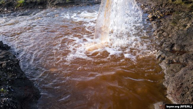 Наибольший напор у крайней трубы, откуда сбрасывается вода рыжеватого цвета