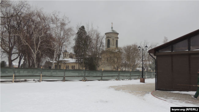 Храм Иоанна Предтечи в Керчи огородили забором