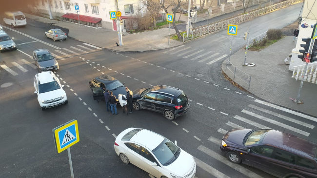 На перекрёстке улиц Льва Толстого и Коммунистической столкнулись два автомобиля: один пытался повернуть налево с Льва Толстого на Коммунистическую и врезался в машину, двигавшуюся по встречке прямо со стороны площади Пирогова