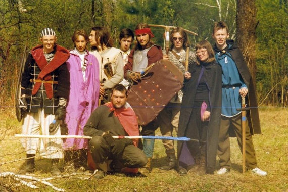 Сергей Толмачев в нижнем ряду по центру