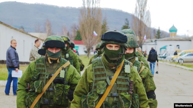Российские военные в Перевальном в Крыму в 2014 году