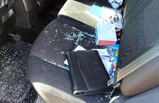 В ночь со вторника на среду неизвестные в одном из дворов разбили стекла в двух автомобилях