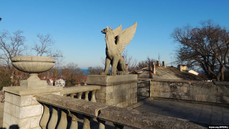 Скульптура грифона на Митридатской лестнице в Керчи