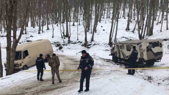 на автодороге «Белогорск-Приветное», в полутора километрах от памятника «Подковка», автомобиль Mercedes 410D из-за заноса на гололеде завис над крутым склоном