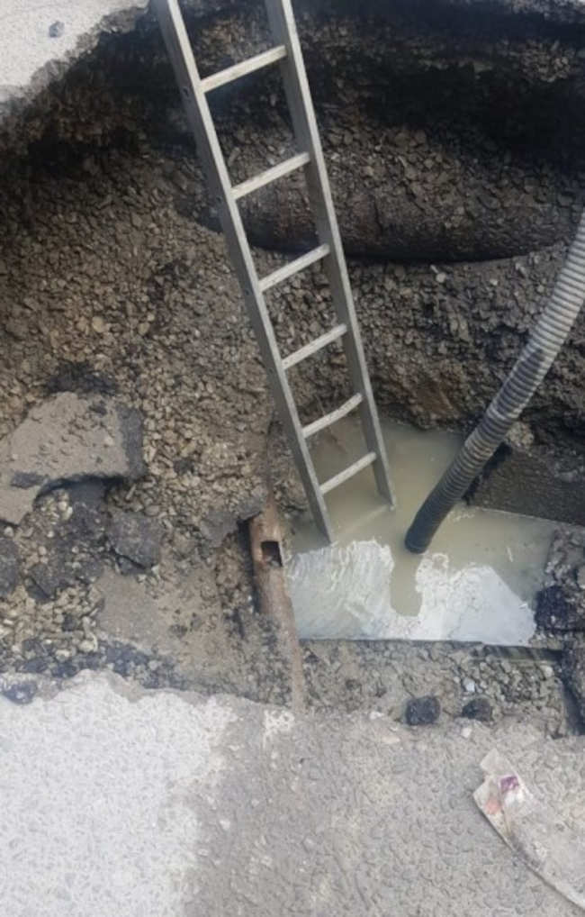 На дороге размыло грунт из-за прорыва водопровода