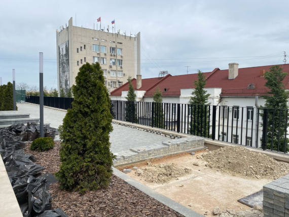 Стена уже накренилась на два – три сантиметра и просела почти на 10 см