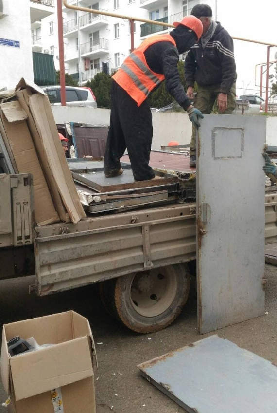 Неизвестные ворвались в многоквартирный дом в Севастополе и сняли шесть дверей в подвале