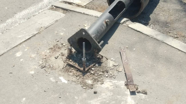 Упавший столб блокировал дорогу у штаба флота в Севастополе