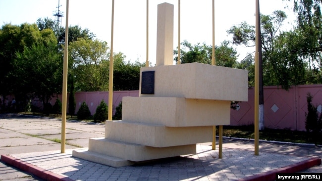 Знак, установленный на Керченской переправе 28 апреля 2001 года, в память о встрече мэра Москвы Юрия Лужкова и председателя Верховного совета Крыма Леонида Грача