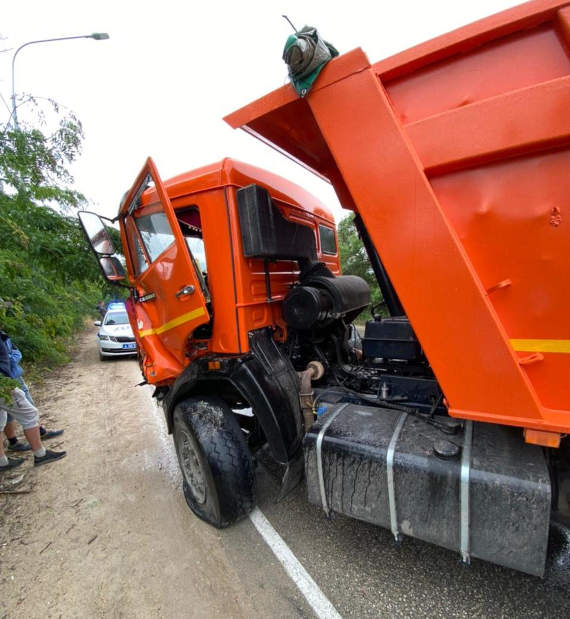 В Севастополе КамАЗ врезался в другой КамАЗ 