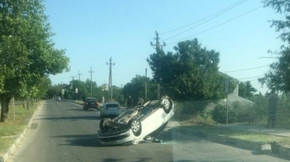 автомобиль не вписался в поворот на улицу Николая Музыки и перевернулся