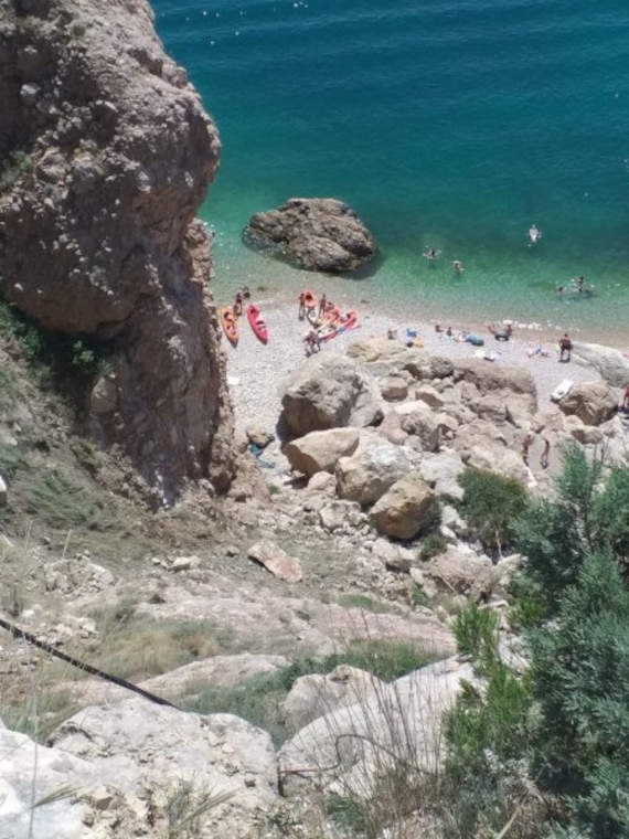 в левой части пляжа произошло сползание грунта