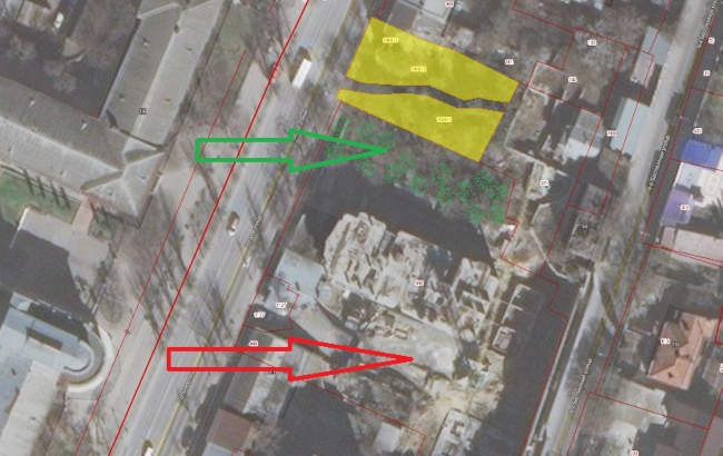 Два желтых участка – это остатки дендропарка с Домом природы. Стрелки указывают на зону застройки, зеленая стрелка указывает на часть дендропарка, отошедшую к «Консоли»