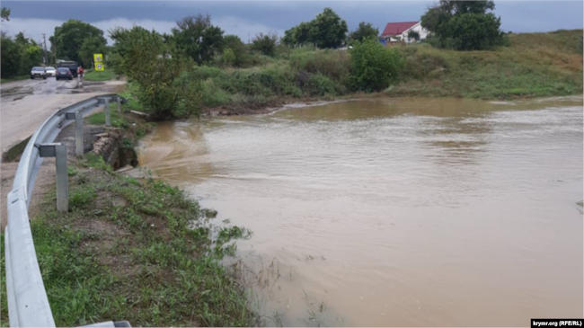 Бурный поток воды реки Катерлез