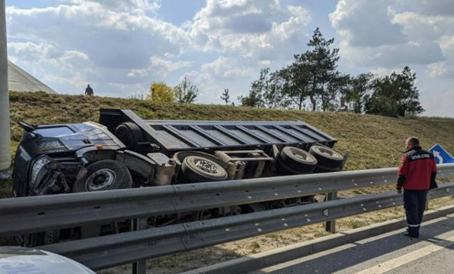 в Белогорском районе на трассе «Таврида» опрокинулся грузовик