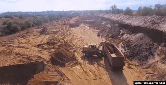 Добыча токсичного песка из защитной дамбы химического хранилища Керченского железорудного комбината