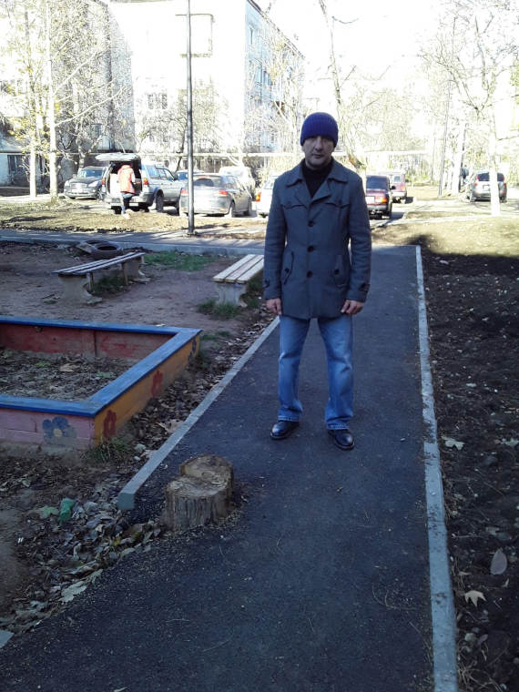 посреди заасфальтированной пешеходной дорожки торчит пень, а сам тротуар не доделан