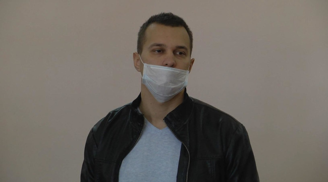 Получал от своих подчиненных предметы офисной мебели, а также денежные средства от 5 до 200 тысяч рублей