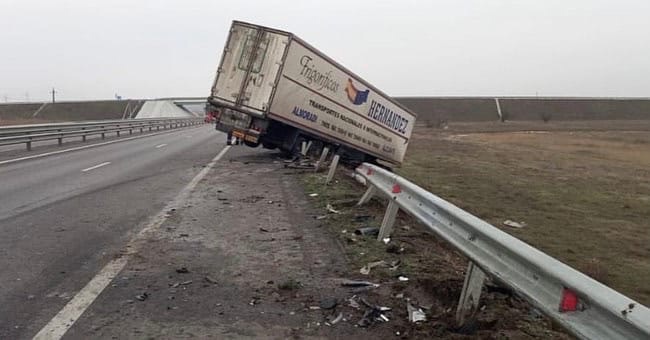 В час ночи водитель фуры совершил наезд на стоящие транспортные средства, которые сломались, в результате чего фура выехала за пределы проезжей части в кювет