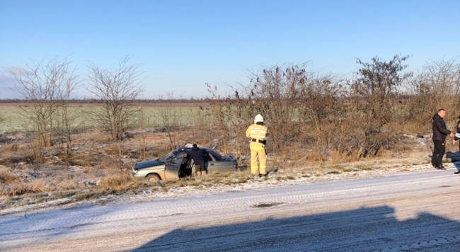 водитель легкового автомобиля «ВАЗ 2110» не справился с управлением и допустил съезд в кювет