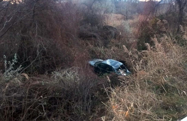 водитель легкового автомобиля Lada не справился с управлением и совершил опрокидывание машины в кювет