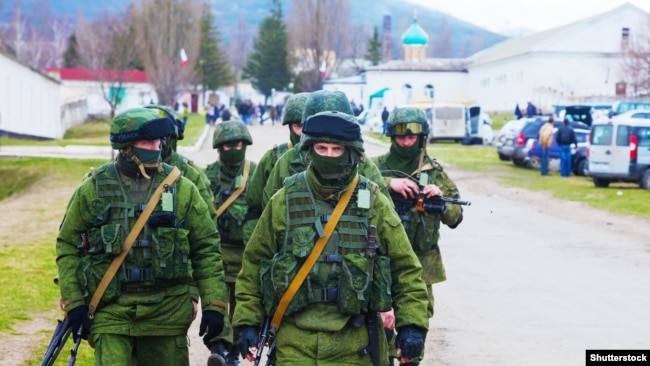 Российские военные без опознавательных знаков в Крыму