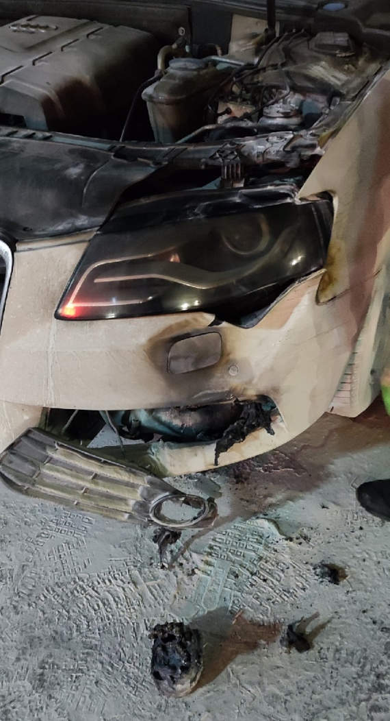 возгорание автомобиля произошло на парковке ТЦ «Невский». О случившемся рассказала владелица авто Елена Лавриненко. Девушка находилась в своей Audi a4, когда машина загорелась